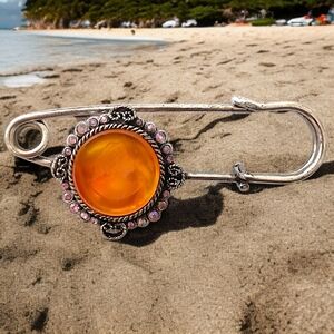 Laila Rowe Cameo Safety Pin Brooch Kilt Sparkle Rhinestone Silver Tone Vtg 90s